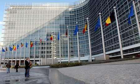 La CE ofrece un crédito puente de €7.000 millones a Atenas